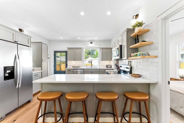 Fridge, microwave, oven, stovetop - * The Bungalow at Hyde Park * (Boise)