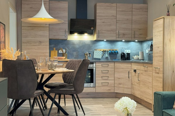 Een koelkast, een oven, een kookplaat, een vaatwasser