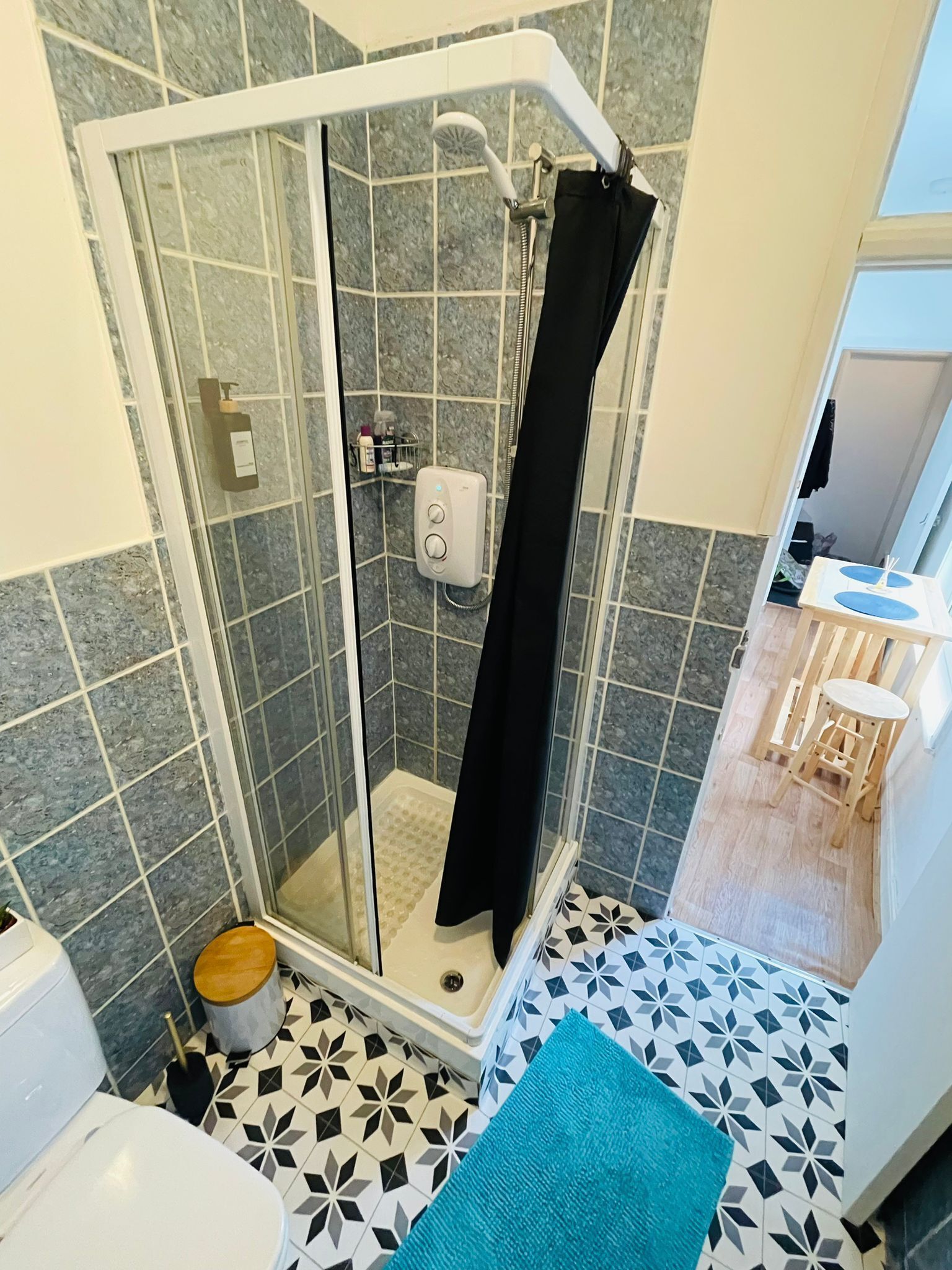 Dusche, Haartrockner, Handtücher, Seife