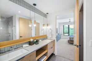 Electric Pass Lodge 304 | Bathroom | Hair dryer, towels, toilet paper
