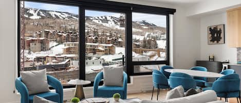 Appartement | Woonruimte | Een 40-inch smart-tv met kabelzenders en een open haard