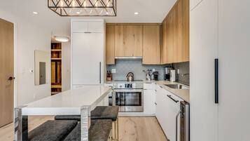 Apartment | Eigene Küche | Großer Kühlschrank, Mikrowelle, Ofen, Herdplatte