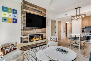 Appartement | Aire de séjour | Téléviseur connecté de 40 po avec télévision par cùble, foyer