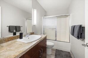 Een haardroger, handdoeken