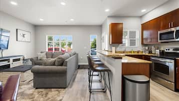 Een koelkast, een magnetron, een oven, een kookplaat