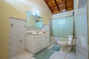 Shower, towels, soap, toilet paper - Entire Homestay In Kingston - by Airport (Kingston)