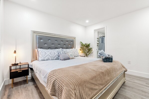 4 bedrooms, in-room safe, desk, iron/ironing board