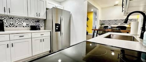 Refrigerador, microondas, horno y parrilla de estufa