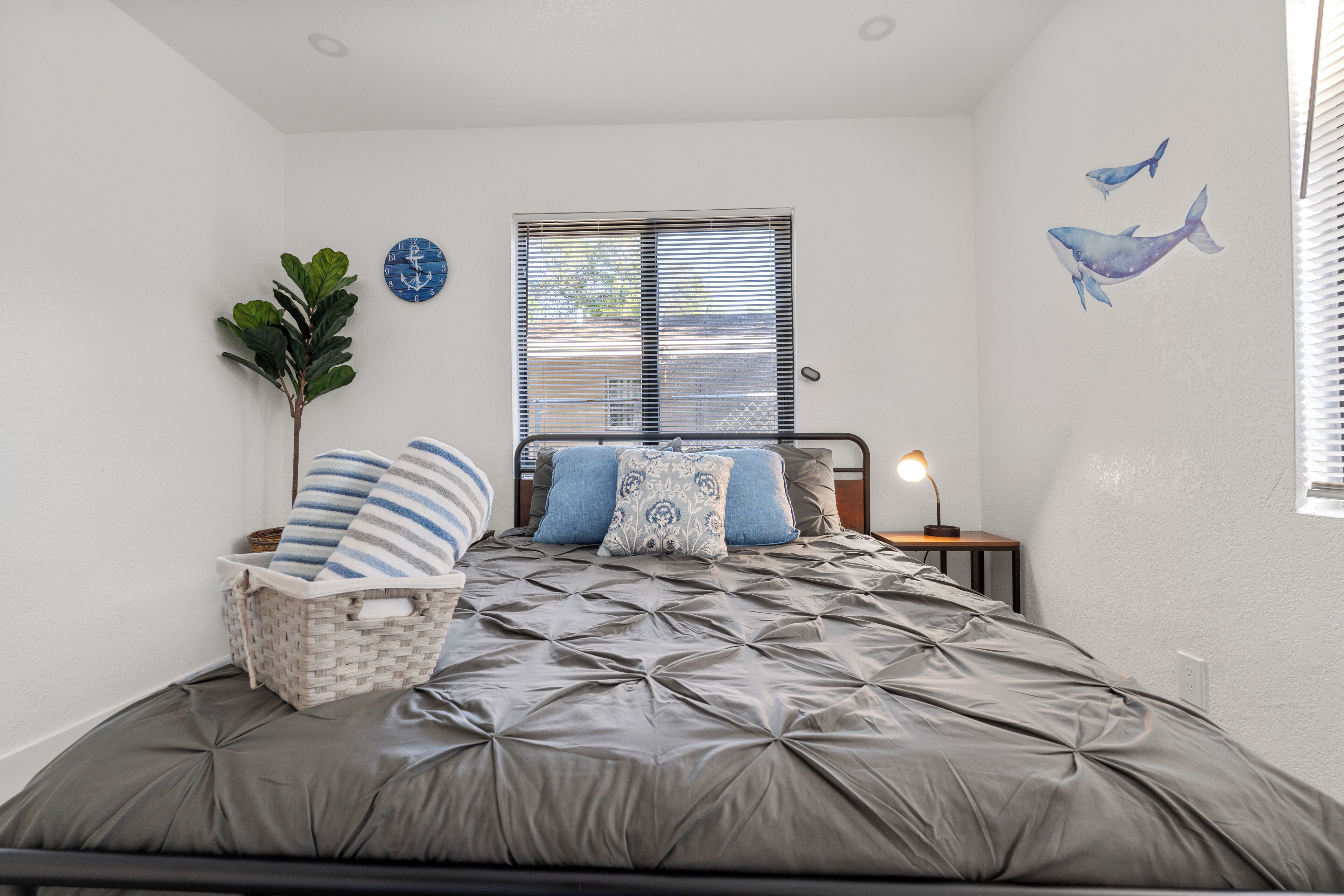 4 habitaciones, caja de seguridad en la habitación y escritorio 