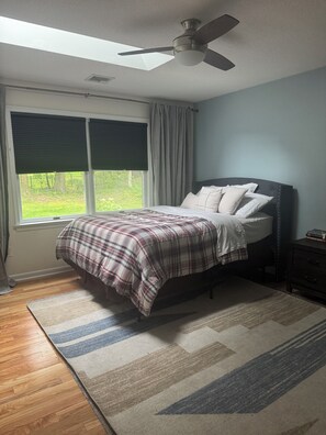 6 bedrooms, iron/ironing board, WiFi, bed sheets