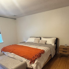 6 bedrooms, iron/ironing board, WiFi, bed sheets