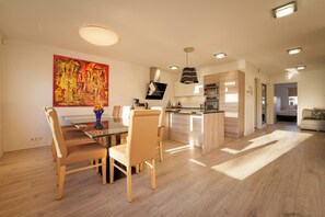 Apartemen Deluks, 2 kamar tidur | Dapur pribadi | Lemari es besar, microwave, oven, dan kompor