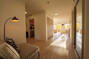 Deluxe-íbúð - 2 svefnherbergi | 2 svefnherbergi, myrkratjöld/-gardínur, straujárn/strauborð