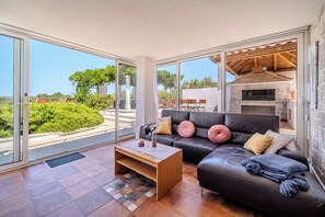 Smart TV, fireplace