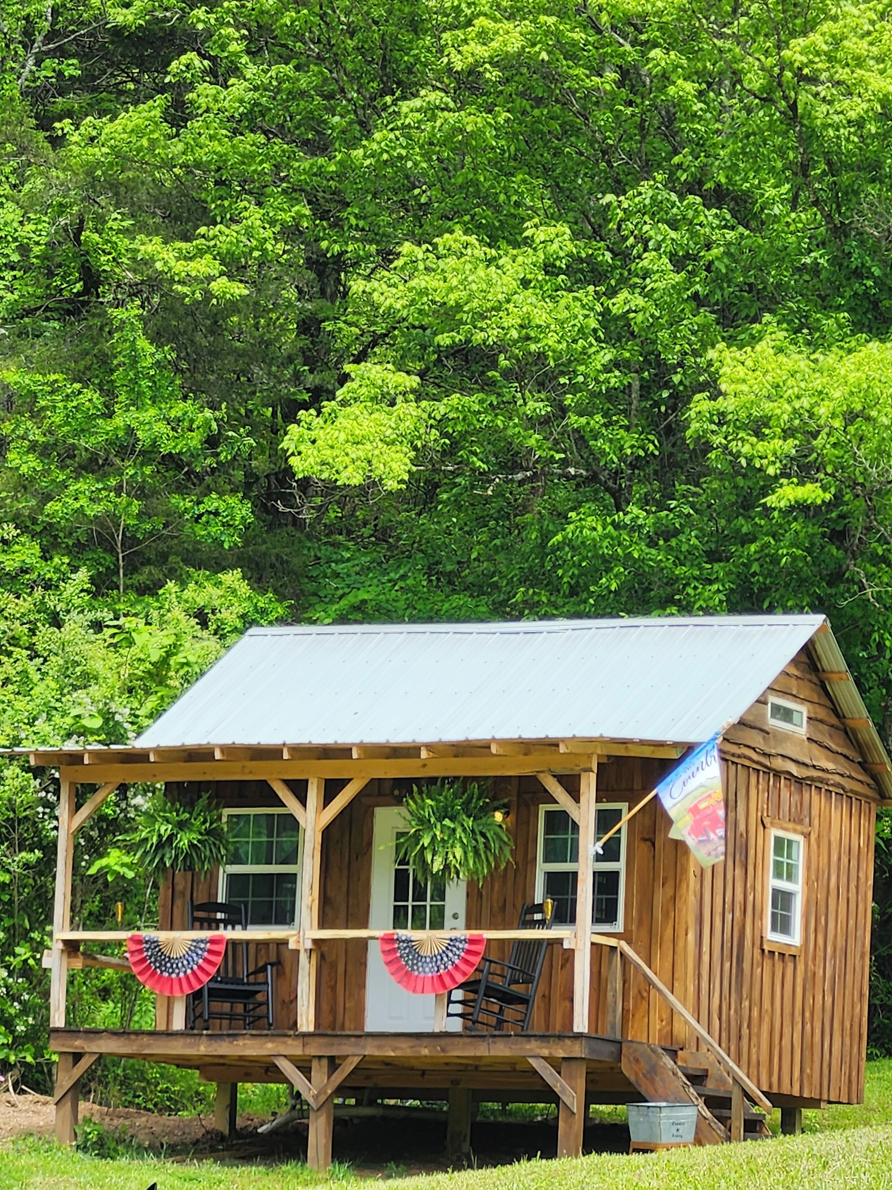 Cozy cabin in Sneedville Tennessee heart of the Appalachian Mountains. 