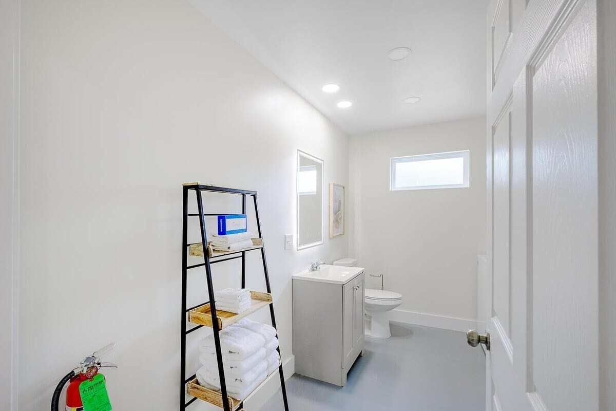 House, 1 Queen Bed, Kitchen, Garden View (Hopkins 142 B) | Bathroom | Combined shower/bathtub, towels