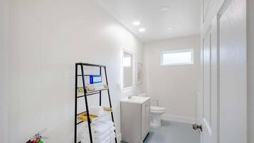 House, 1 Queen Bed, Kitchen, Garden View (Hopkins 142 B) | Bathroom | Combined shower/bathtub, towels