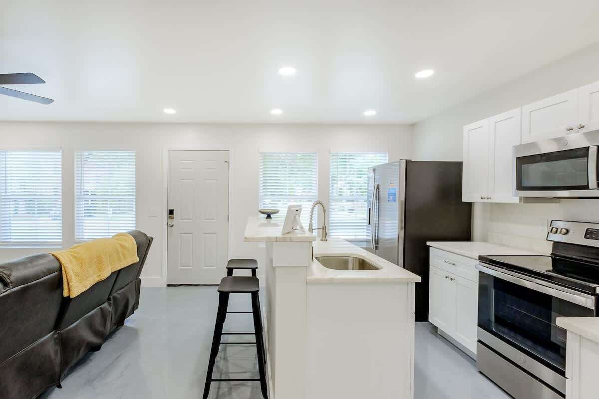 House, 2 Queen Beds, Kitchen, Garden View (142 A Hopkins) | Private kitchen | Fridge, microwave, oven, stovetop