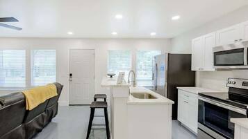 House, 2 Queen Beds, Kitchen, Garden View (142 A Hopkins) | Private kitchen | Fridge, microwave, oven, stovetop