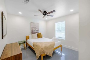 Maison, 2 grands lits, cuisine, vue sur le jardin (142 A Hopkins) | 2 chambres, décor unique, ameublement unique, literie fournie