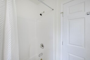 House, 1 Queen Bed, Kitchen, Garden View (Hopkins 142 B) | Bathroom | Combined shower/bathtub, towels - Hopkins (Biloxi)