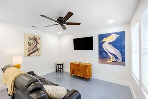 Maison, 2 grands lits, cuisine, vue sur le jardin (142 A Hopkins) | Aire de séjour | Téléviseur à écran plat de 42 po avec télévision numérique