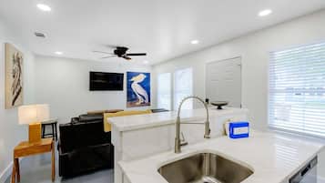 House, 2 Queen Beds, Kitchen, Garden View (142 A Hopkins) | Interior
