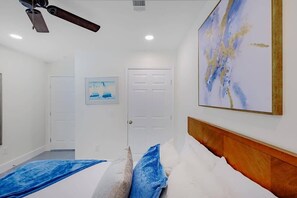House, 1 Queen Bed, Kitchen, Garden View (Hopkins 142 B) | 2 bedrooms, individually decorated, individually furnished, bed sheets - Hopkins (Biloxi)