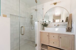 Shower, hair dryer - Luxurious Suite with Balcony (Carlsbad)