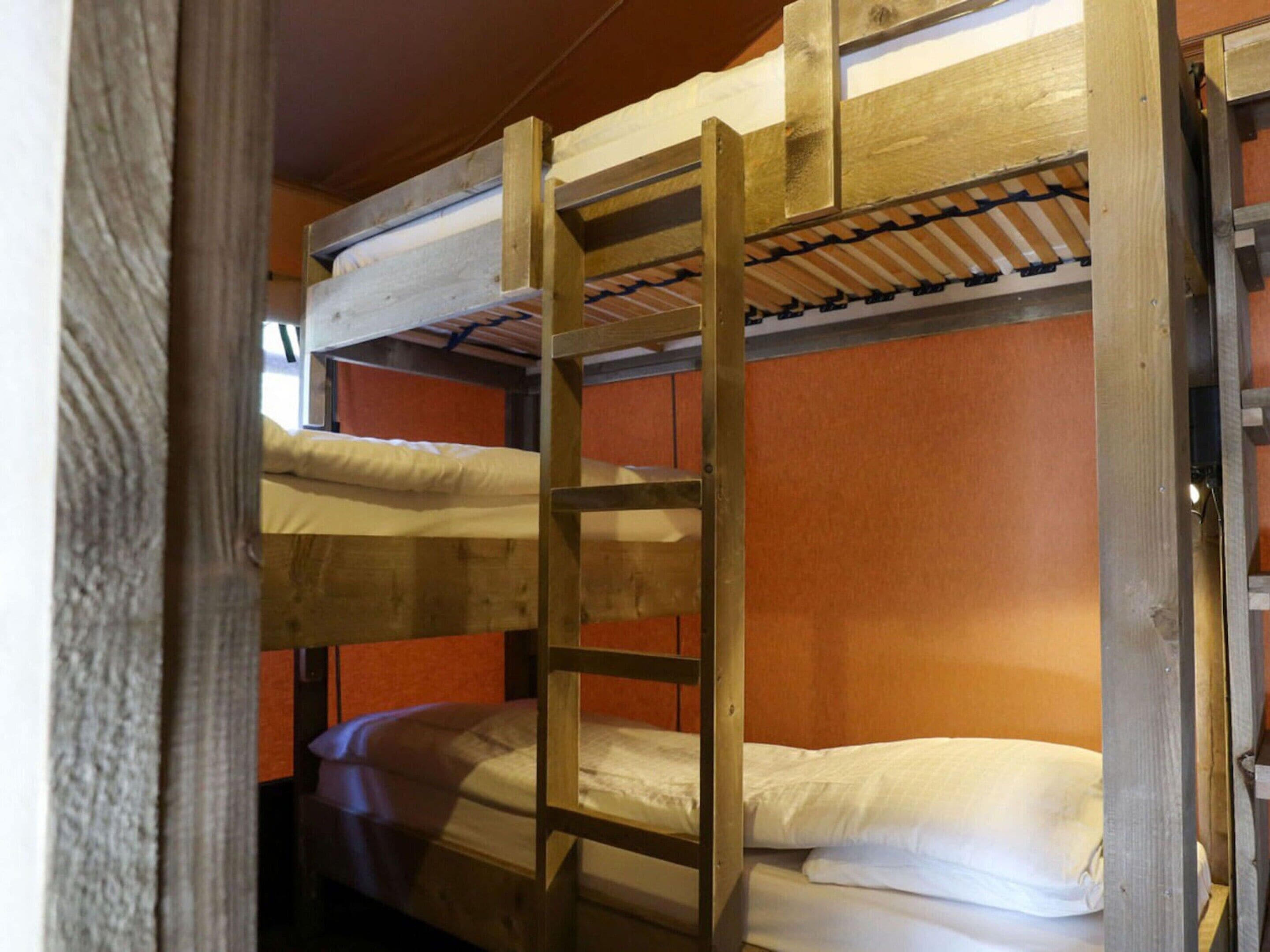 Lều | 2 phòng ngủ, trang bị nội thất với thiết kế riêng biệt, bộ trải giường 