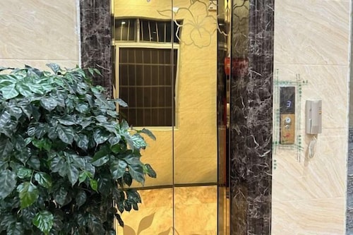 Dongxing Qianghua Business Hotel