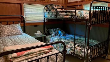 3 bedrooms, desk, free WiFi, bed sheets