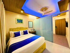 Deluxe Suite | Egyptian cotton sheets, premium bedding, down comforters, pillowtop beds - The Ambassador Hotel Dhanmondi (Dhaka)