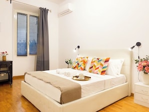 3 bedrooms, desk, bed sheets