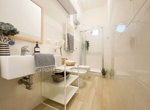 Bruser, hårtørrer, bidet, håndklæder