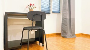 A modern room with a wooden floor, a black office chair, a desk, and a window with blinds. - Comfortable apartment between Villa Borghese, Trinità dei Monti and Trevi Fountain (Roma)