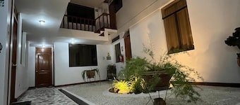EL CUMBE INN