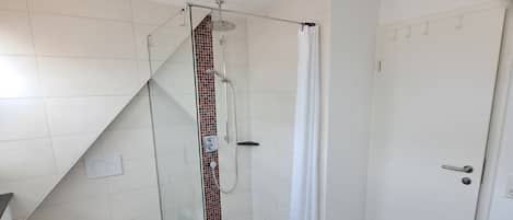 Serviettes fournies, savon, papier toilette