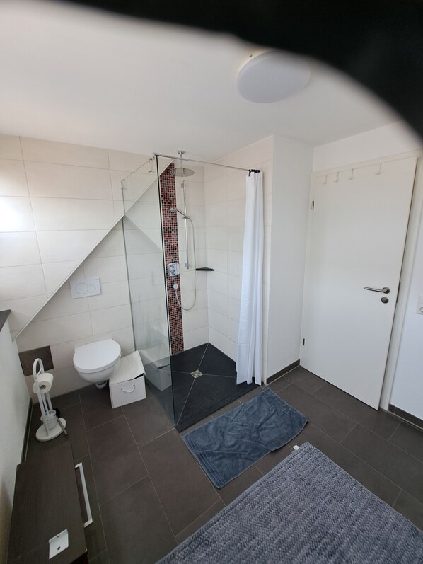 Serviettes fournies, savon, papier toilette