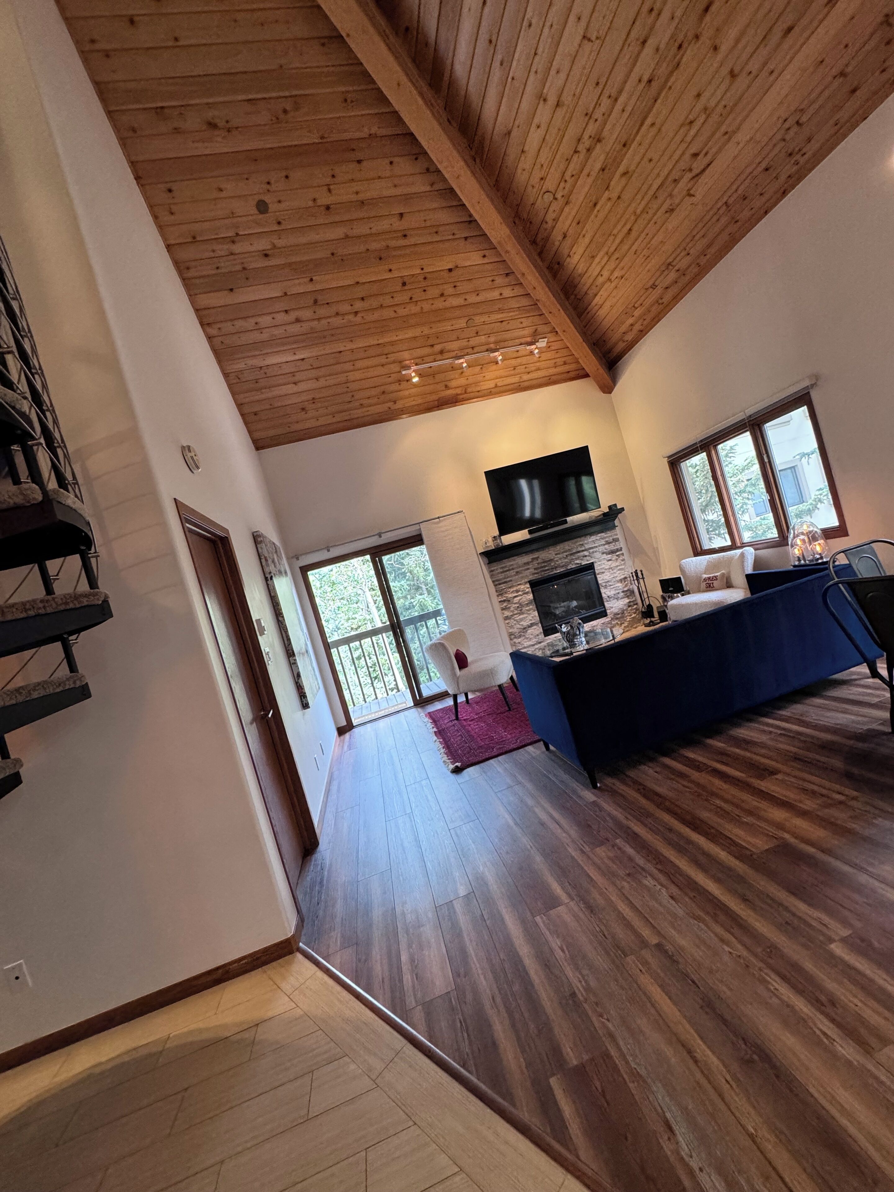 تلفزيون ذكي، مدفأة، ألعاب فيديو، كُتُب