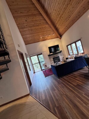 TV connectée, cheminée, jeux vidéo, livres