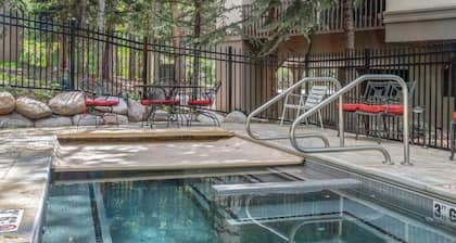 Ski in/Ski out Luxury Penthouse Condo, Hot Tub, Walk to Village in Beaver Creek