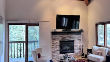 Smart TV, lareira, videogames, livros