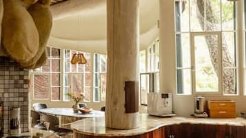 Kylskåp, mikrovågsugn, ugn och spishäll