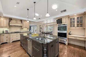 Fridge, microwave, oven, stovetop - Welcoming Mansion Estate with AC, Pool and Backyard in Menlo Park (Menlo Park)