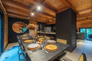 Dining - Moonlight Mountain Manor w Medicinal Cedar Hot Tub + Game Room + Yoga Studio (Horse Shoe)