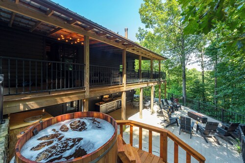 Moonlight Mountain Manor w Medicinal Cedar Hot Tub + Game Room + Yoga Studio