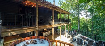 Moonlight Mountain Manor w Medicinal Cedar Hot Tub + Game Room + Yoga Studio
