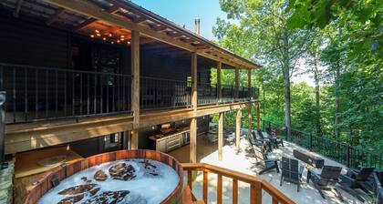 Moonlight Mountain Manor w Medicinal Cedar Hot Tub + Game Room + Yoga Studio