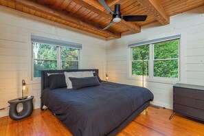 5 slaapkamers, een strijkplank/strijkijzer, reisbedje, gratis wifi